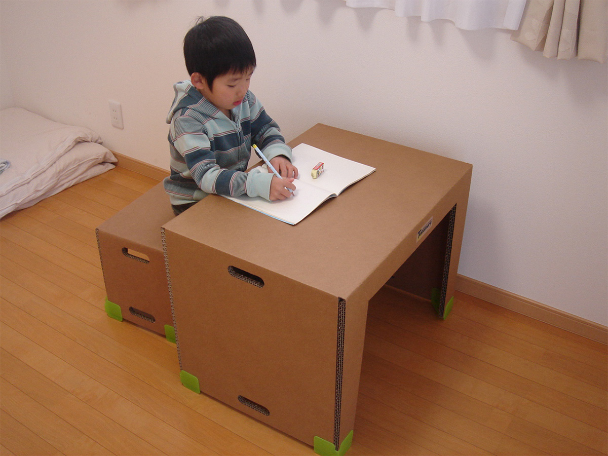 ダンボール子供用テーブルセットの画像1