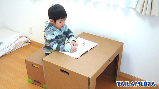 子供用テーブルセットの画像