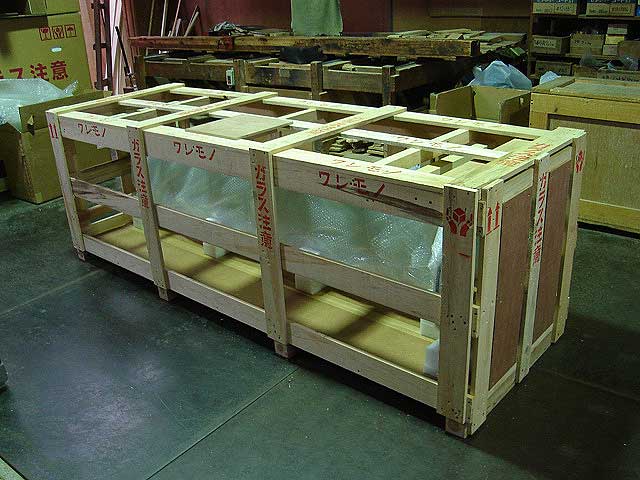 ガラス製看板の木枠（すかし）梱包